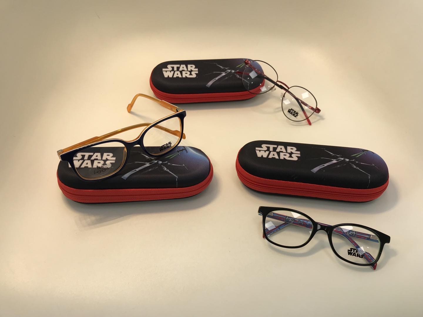 Möge die Macht mit dir sein!🛸🤖
Die neuen Star Wars Brillen liegen für jeden jungen Padawan bereit, der einmal ein großer...